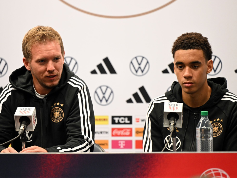 Bundestrainer Julian Nagelsmann (l) muss auf Jamal Musiala verzichten. - Foto: Federico Gambarini/dpa