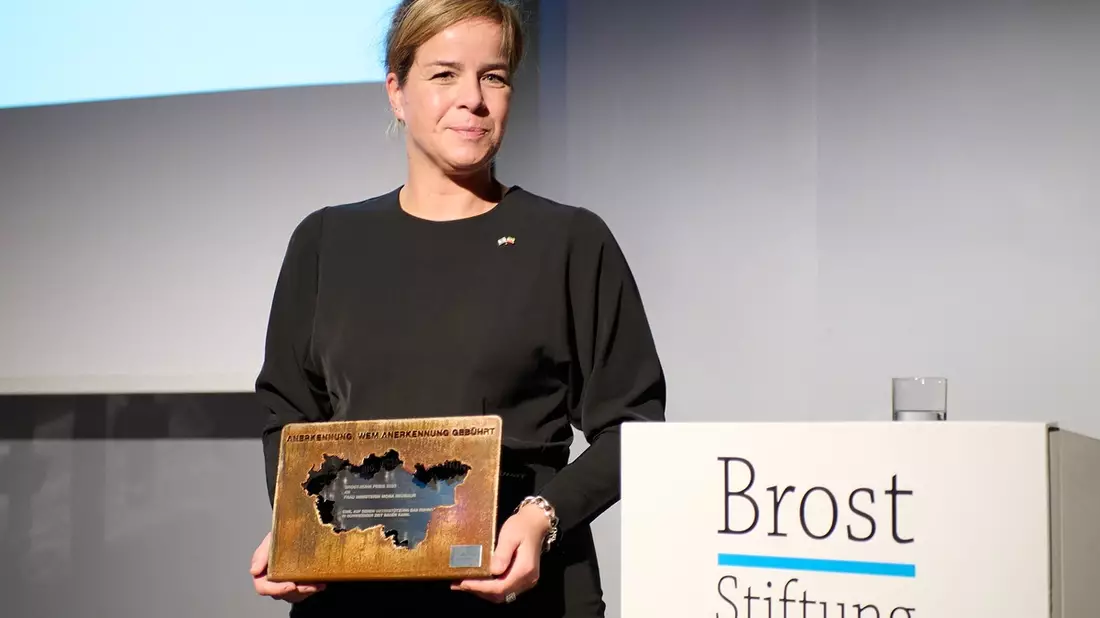 Eine, auf deren Unterstützung das Ruhrgebiet in schwieriger Zeit bauen kann / Ministerin Mona Neubaur erhält Brost-Ruhr Preis 2023 - Bild: presseportal.de