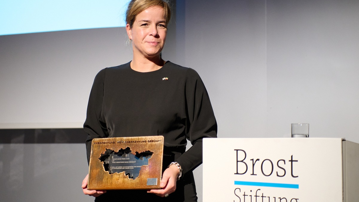 Eine, auf deren Unterstützung das Ruhrgebiet in schwieriger Zeit bauen kann / Ministerin Mona Neubaur erhält Brost-Ruhr Preis 2023 - Foto: presseportal.de