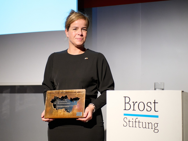 Eine, auf deren Unterstützung das Ruhrgebiet in schwieriger Zeit bauen kann / Ministerin Mona Neubaur erhält Brost-Ruhr Preis 2023 - Foto: presseportal.de