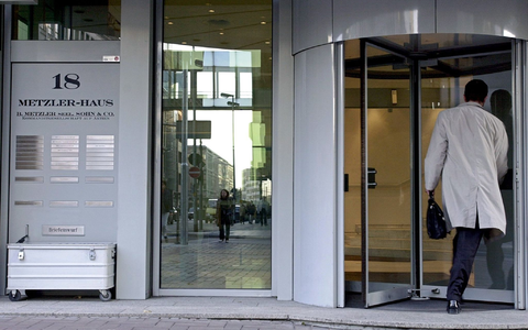 Das Frankfurter Bankhaus Metzler im Jahr 2002. - Foto: Frank May/dpa