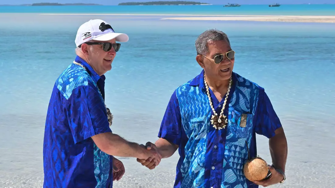 Australiens Premier Anthony Albanese (l.) und Kausea Natano, Premierminister von Tuvalu, beim  Pazifik-Insel-Forum in Aitutaki. - Bild: Mick Tsikas/AAPIMAGE/AP/dpa