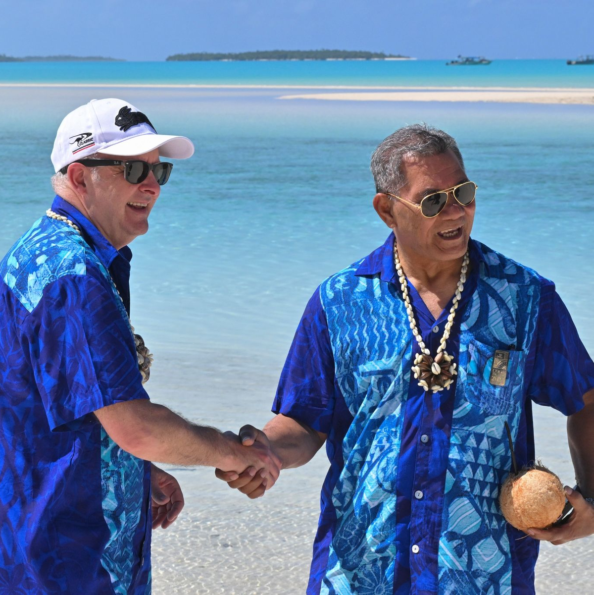 Australiens Premier Anthony Albanese (l.) und Kausea Natano, Premierminister von Tuvalu, beim  Pazifik-Insel-Forum in Aitutaki. - Foto: Mick Tsikas/AAPIMAGE/AP/dpa