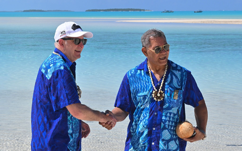 Australiens Premier Anthony Albanese (l.) und Kausea Natano, Premierminister von Tuvalu, beim  Pazifik-Insel-Forum in Aitutaki. - Foto: Mick Tsikas/AAPIMAGE/AP/dpa