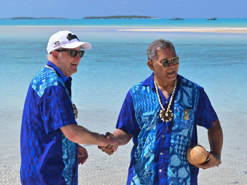 Australiens Premier Anthony Albanese (l.) und Kausea Natano, Premierminister von Tuvalu, beim Pazifik-Insel-Forum in Aitutaki. - Foto: Mick Tsikas/AAPIMAGE/AP/dpa