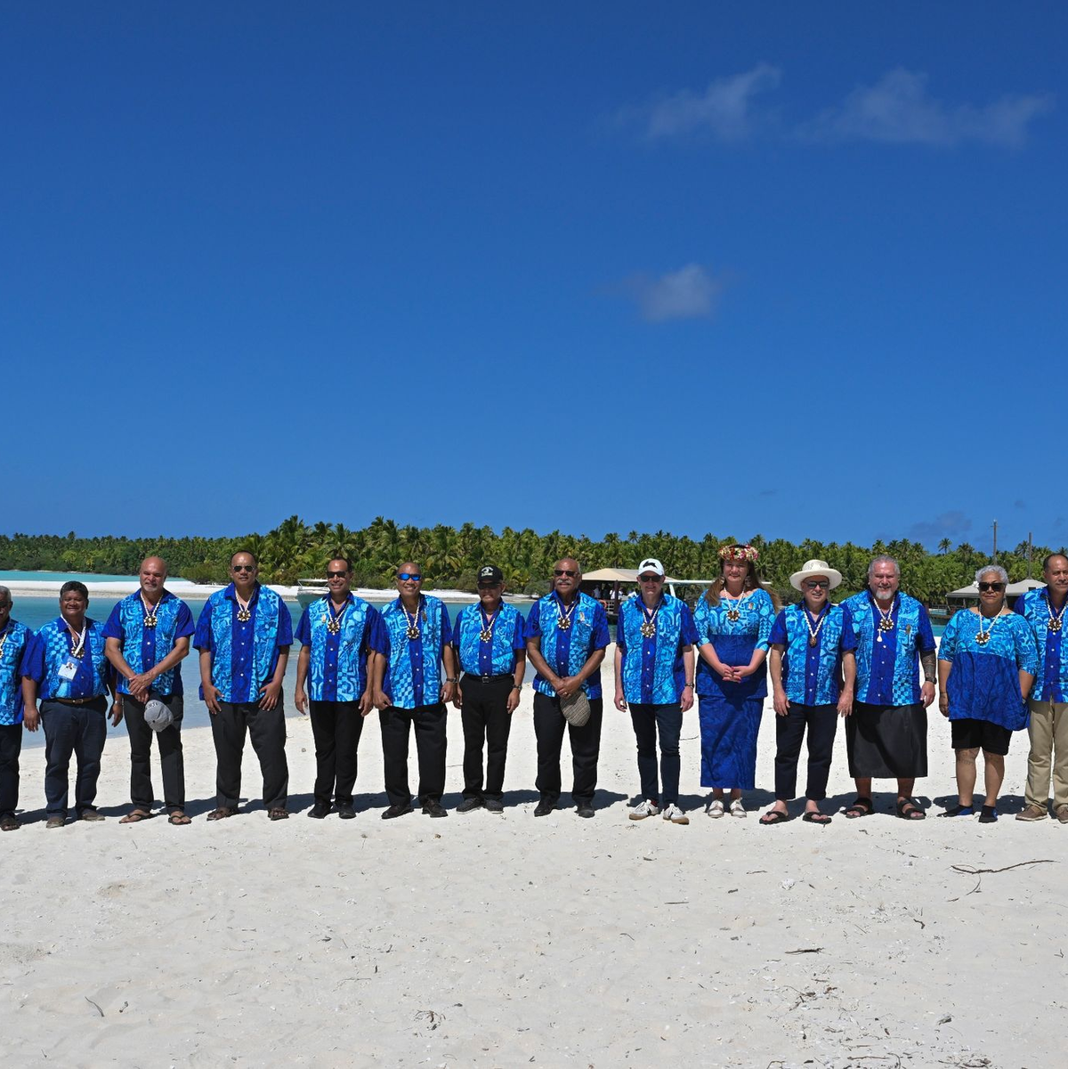 Pazifische Staats- und Regierungschefs posieren für ein Gruppenfoto auf One Foot Island nach der Teilnahme an der Klausurtagung der Staats- und Regierungschefs während des Pazifik-Insel-Forums. - Foto: Mick Tsikas/AAPIMAGE/AP/dpa