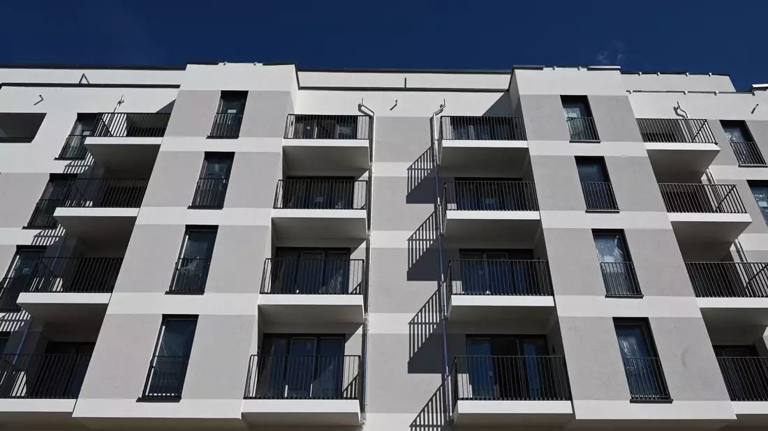 Neu gebaute Wohnungen in der Pistoriusstraße in Berlin: Der Preisverfall bei Häusern und Wohnungen hält an. - Bild: Soeren Stache/dpa