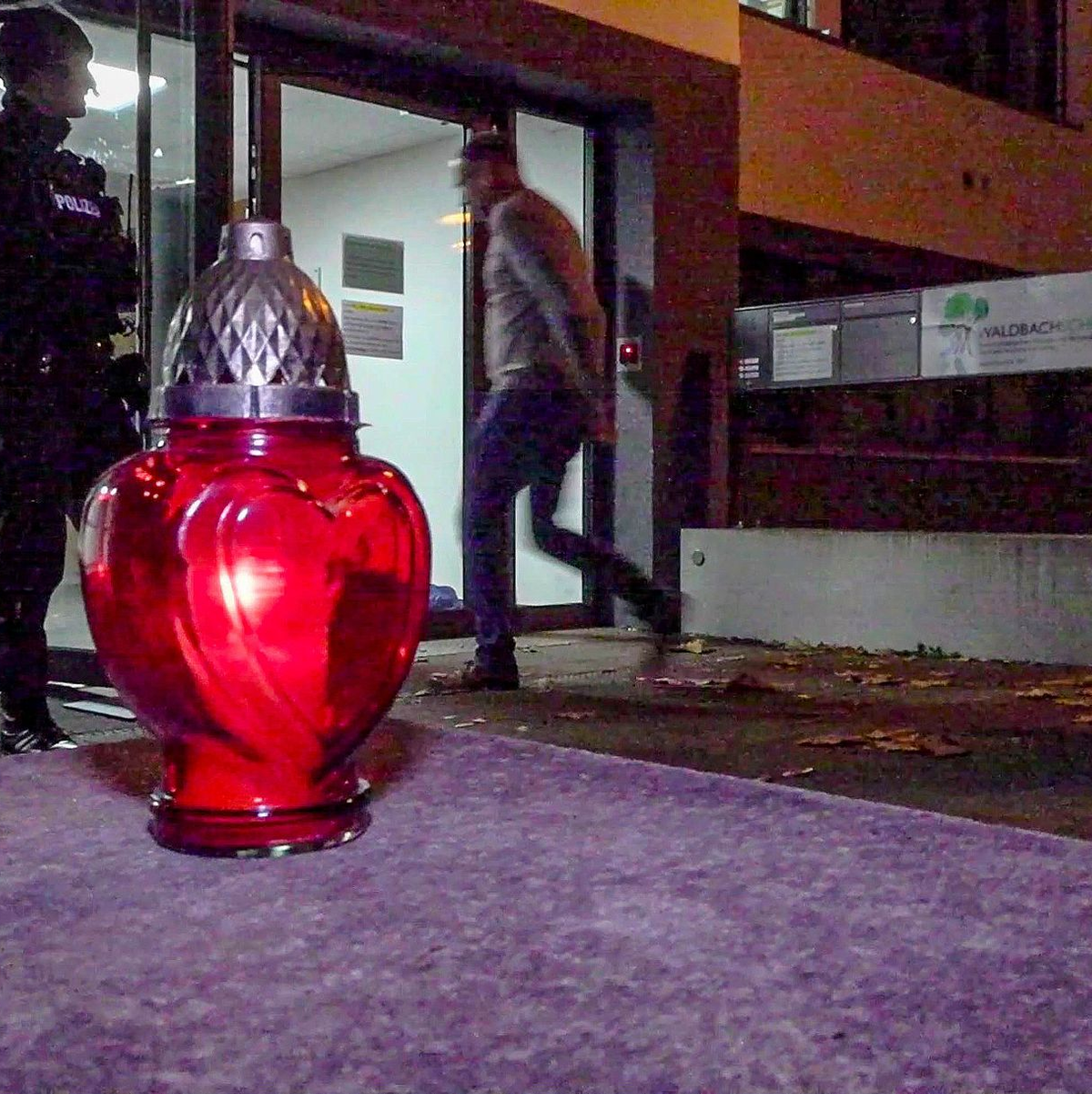 Nach dem Schusswaffenangriff an der Waldbachschule im badischen Offenburg sind Kriminalpolizisten im Einsatz. - Foto: Einsatz-Report24/