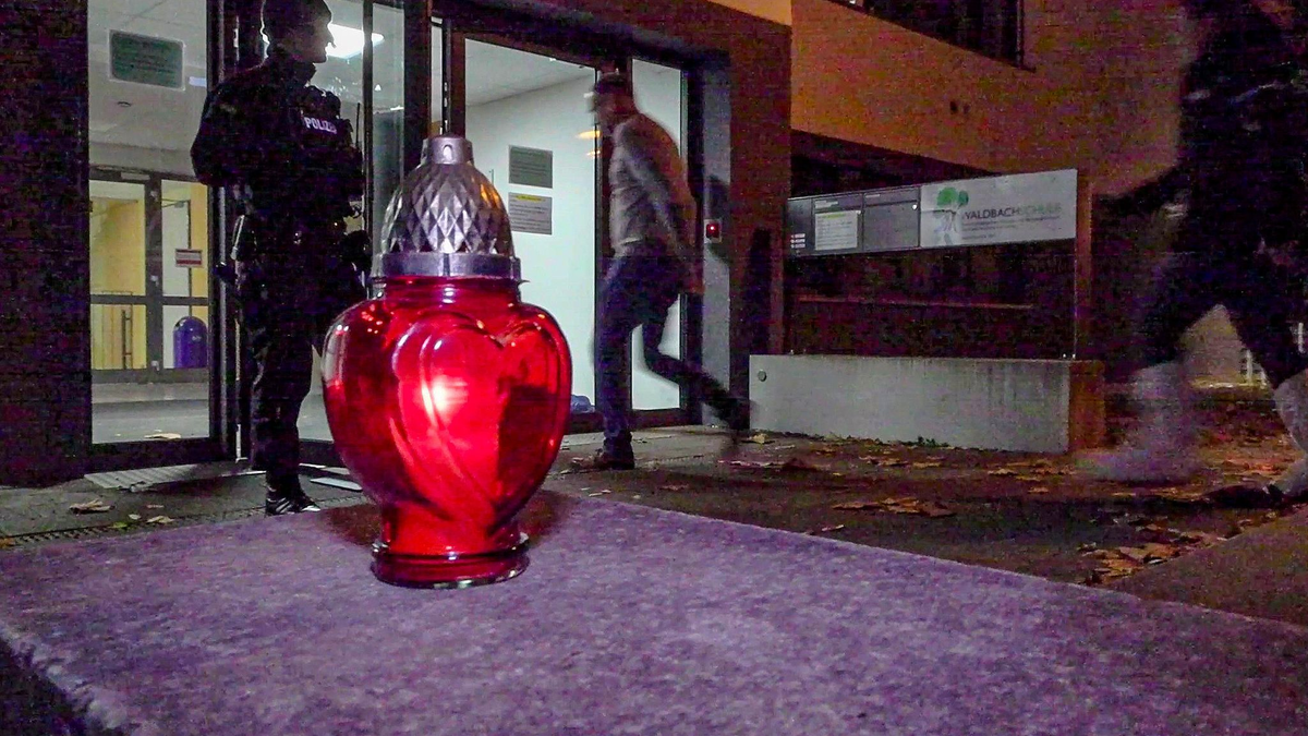 Nach dem Schusswaffenangriff an der Waldbachschule im badischen Offenburg sind Kriminalpolizisten im Einsatz. - Foto: Einsatz-Report24/