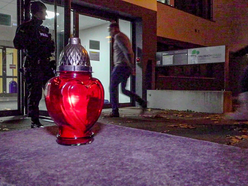 Nach dem Schusswaffenangriff an der Waldbachschule im badischen Offenburg sind Kriminalpolizisten im Einsatz. - Foto: Einsatz-Report24/