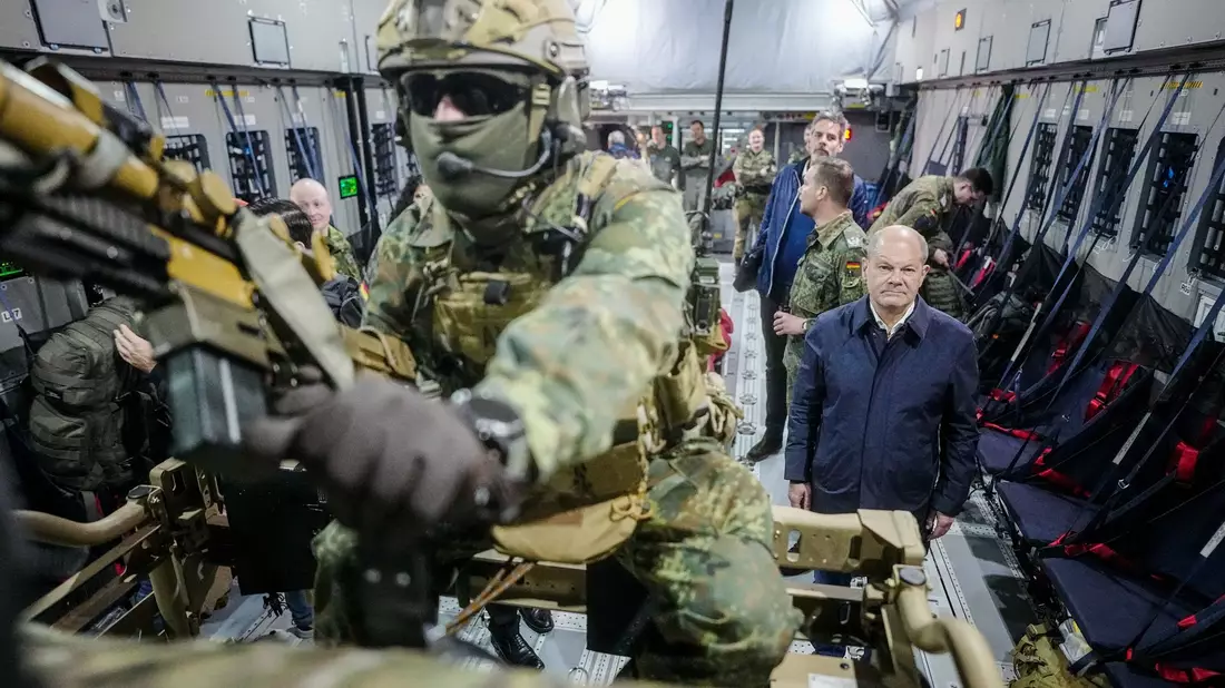 Bundeskanzler Olaf Scholz während einer Fähigkeitsdemonstration der Territorialen Verfügungsgruppe auf dem Militärflughafen Köln-Wahn. - Bild: Kay Nietfeld/dpa-POOL/dpa