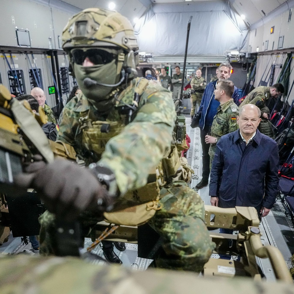 Bundeskanzler Olaf Scholz während einer Fähigkeitsdemonstration der Territorialen Verfügungsgruppe auf dem Militärflughafen Köln-Wahn. - Foto: Kay Nietfeld/dpa-POOL/dpa