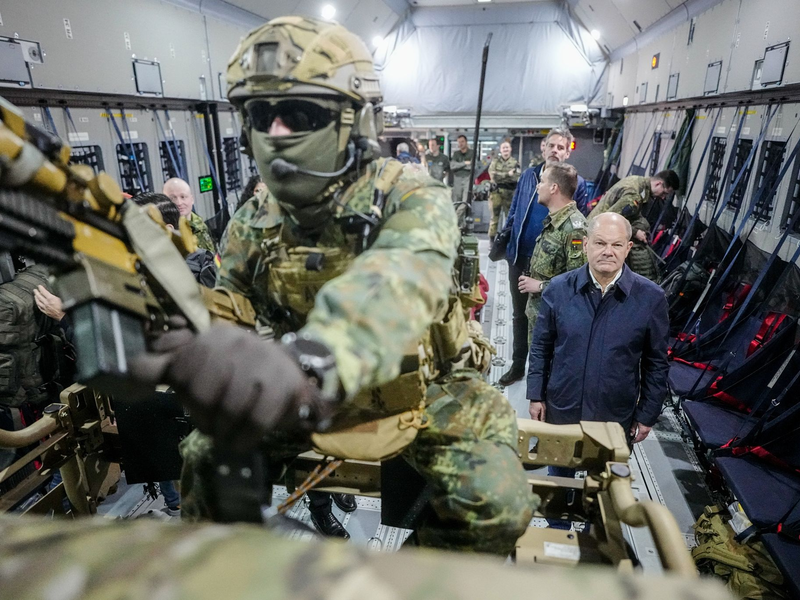 Bundeskanzler Olaf Scholz während einer Fähigkeitsdemonstration der Territorialen Verfügungsgruppe auf dem Militärflughafen Köln-Wahn. - Foto: Kay Nietfeld/dpa-POOL/dpa