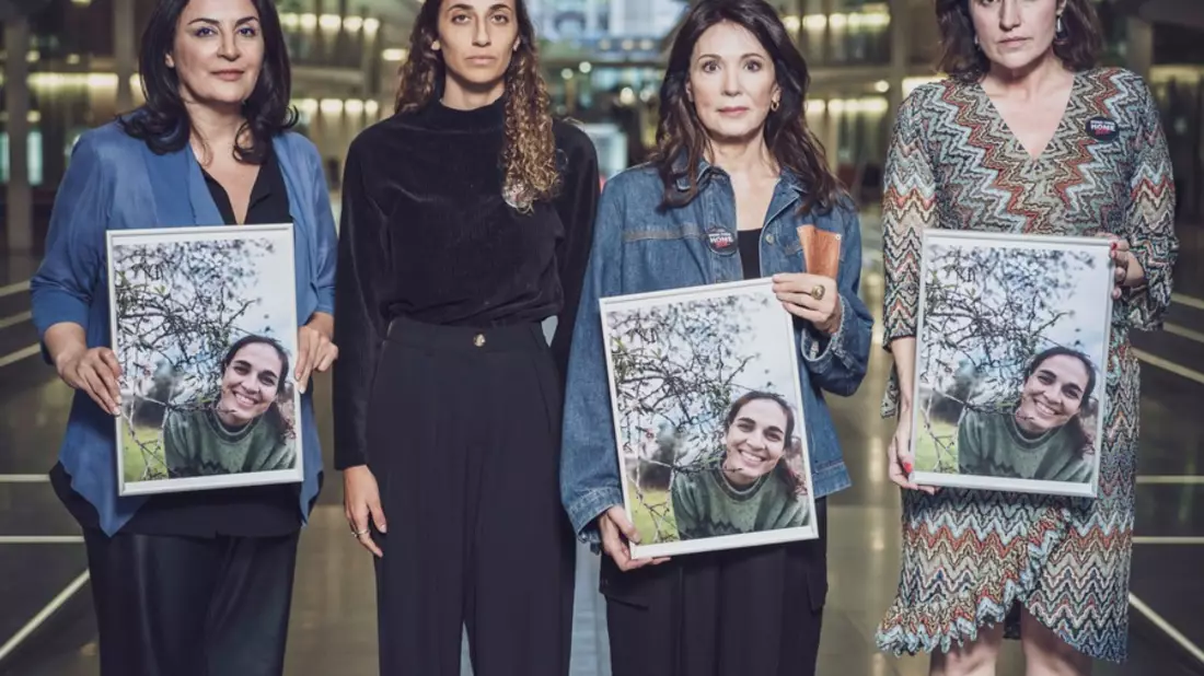 Schauspielerin Iris Berben, CSU-Politikerin Dorothee Bär und Menschenrechtlerin Düzen Tekkal übernehmen Patenschaft für deutsche Hamas-Geisel Yarden Romann (36) - Bild: presseportal.de