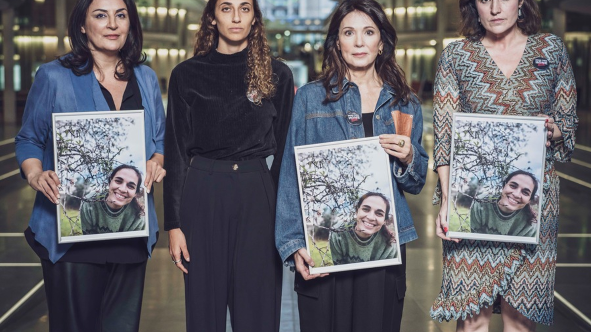 Schauspielerin Iris Berben, CSU-Politikerin Dorothee Bär und Menschenrechtlerin Düzen Tekkal übernehmen Patenschaft für deutsche Hamas-Geisel Yarden Romann (36) - Foto: presseportal.de