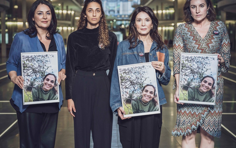 Schauspielerin Iris Berben, CSU-Politikerin Dorothee Bär und Menschenrechtlerin Düzen Tekkal übernehmen Patenschaft für deutsche Hamas-Geisel Yarden Romann (36) - Foto: presseportal.de