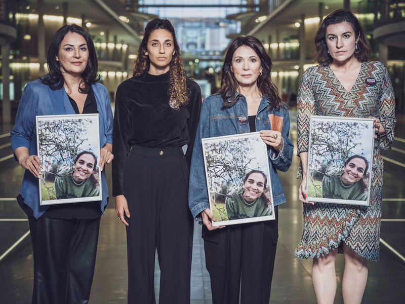 Schauspielerin Iris Berben, CSU-Politikerin Dorothee Bär und Menschenrechtlerin Düzen Tekkal übernehmen Patenschaft für deutsche Hamas-Geisel Yarden Romann (36) - Foto: presseportal.de