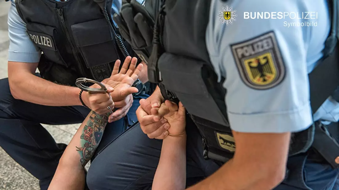 Bundespolizeidirektion München: Renitenter Bahnkunde beißt Polizisten / Streit über Abo-Kündigung eskaliert - Bild: presseportal.de