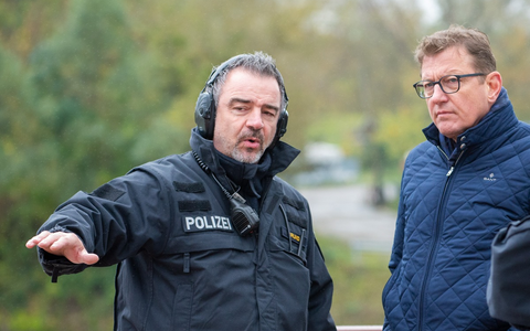 POL-HPE: Hessische Wasserschutzpolizei probt mit spezialisierten Kräften für Gefahrenlagen auf dem Wasser - Foto: presseportal.de POL-HPE: Hessische Wasserschutzpolizei probt mit spezialisierten Kräften für Gefahrenlagen auf dem Wasser - Foto: presseportal.de