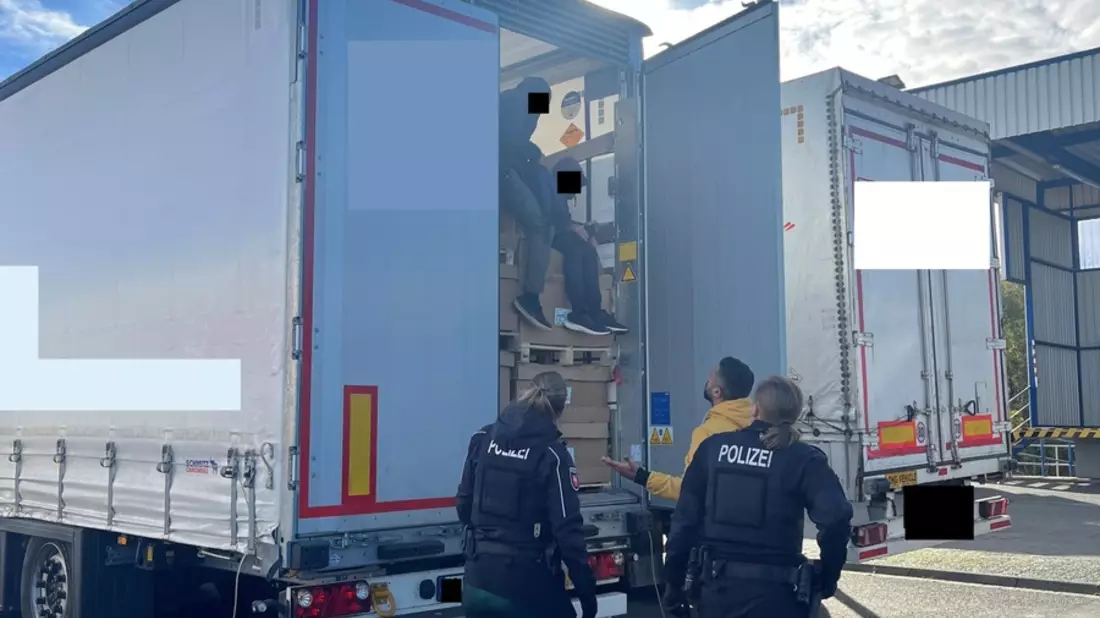 HZA-BS: Gemeinsame Pressemitteilung des Hauptzollamts Braunschweig und der Polizeiinspektionen Braunschweig und Wolfsburg/Helmstedt: Das Zollamt Helmstedt-Autobahn entdeckt illegal Einreisende in einem LKW - Bild: presseportal.de