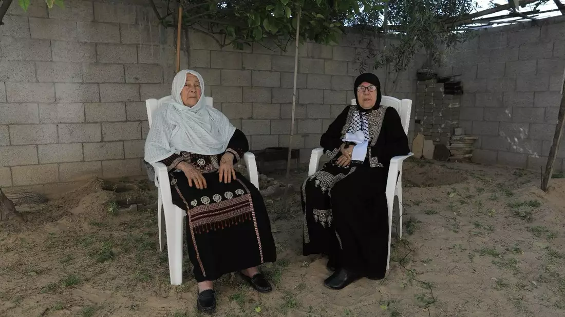 Dalal al-Nadschi (l.) und ihre Schwester Naema al-Nadschi in Dair al-Balah. - Bild: Rizek Drimly/-/dpa