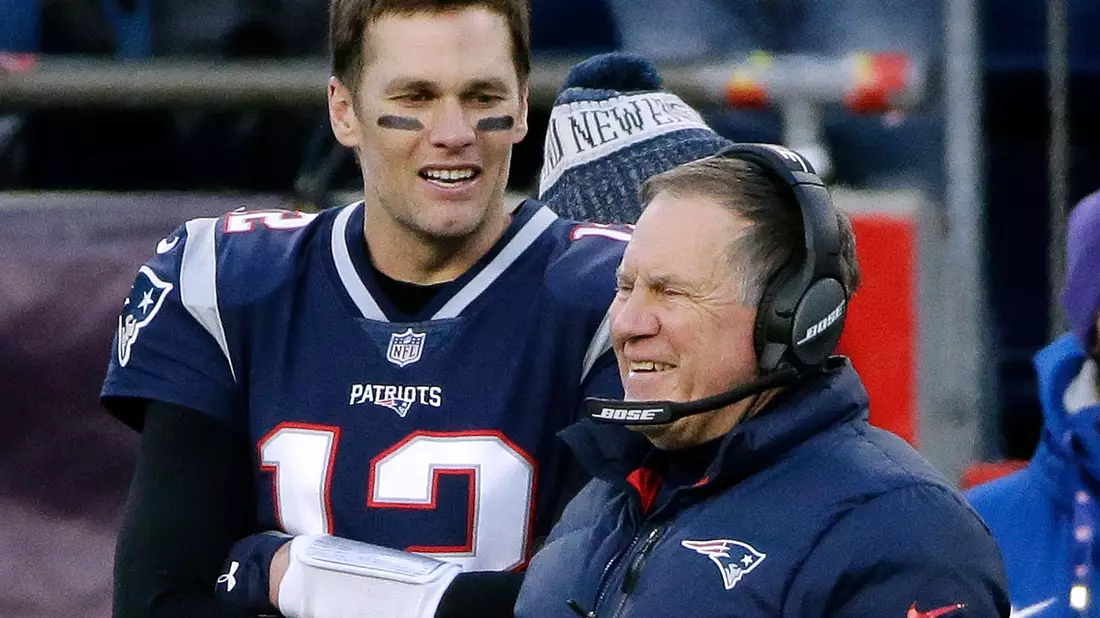 Der Weggang von Star-Quarterback Tom Brady (l) schwächte Patriots-Coach Bill Belichick merklich. - Bild: Steven Senne/AP/dpa