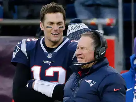Der Weggang von Star-Quarterback Tom Brady (l) schwächte Patriots-Coach Bill Belichick merklich. - Foto: Steven Senne/AP/dpa