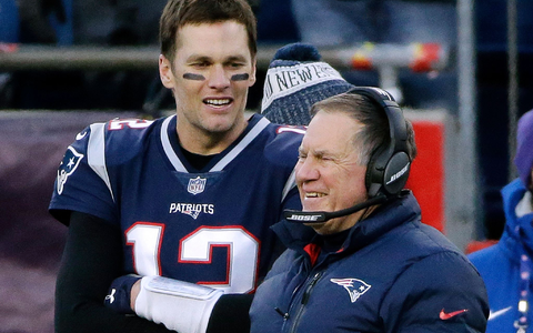 Der Weggang von Star-Quarterback Tom Brady (l) schwächte Patriots-Coach Bill Belichick merklich. - Foto: Steven Senne/AP/dpa