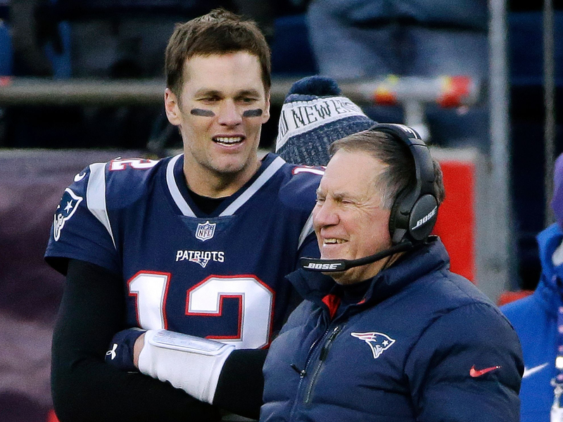 Der Weggang von Star-Quarterback Tom Brady (l) schwächte Patriots-Coach Bill Belichick merklich. - Foto: Steven Senne/AP/dpa