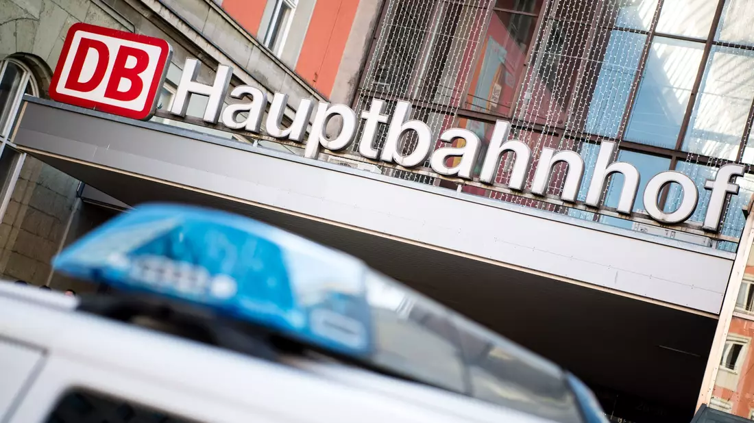 Ein Fahrzeug der Bundespolizei steht vor dem Münchner Hauptbahnhof (Symbolfoto). - Bild: Matthias Balk/dpa