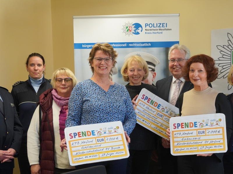 POL-HF: LPO Spendenübergabe - Behördenleitung übergibt 3000.- Euro an Kinderschutzbund - Foto: presseportal.de