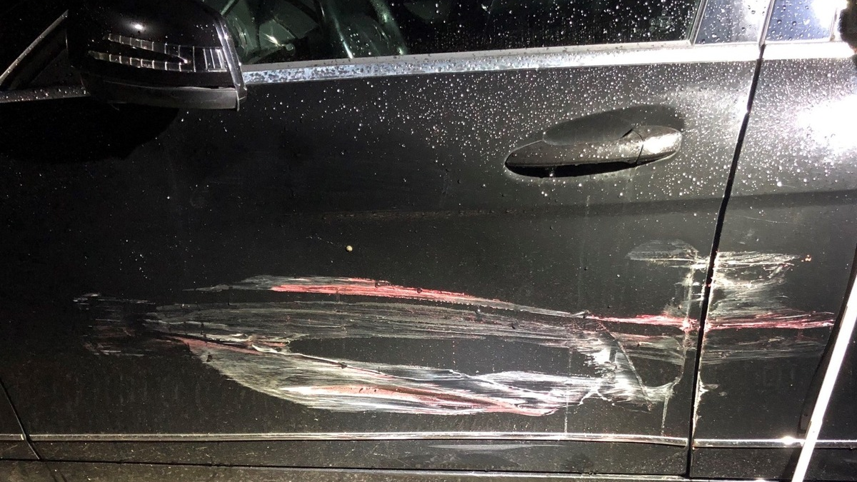 POL-PDKL: Wer hat den Mercedes beschädigt? - Foto: presseportal.de
