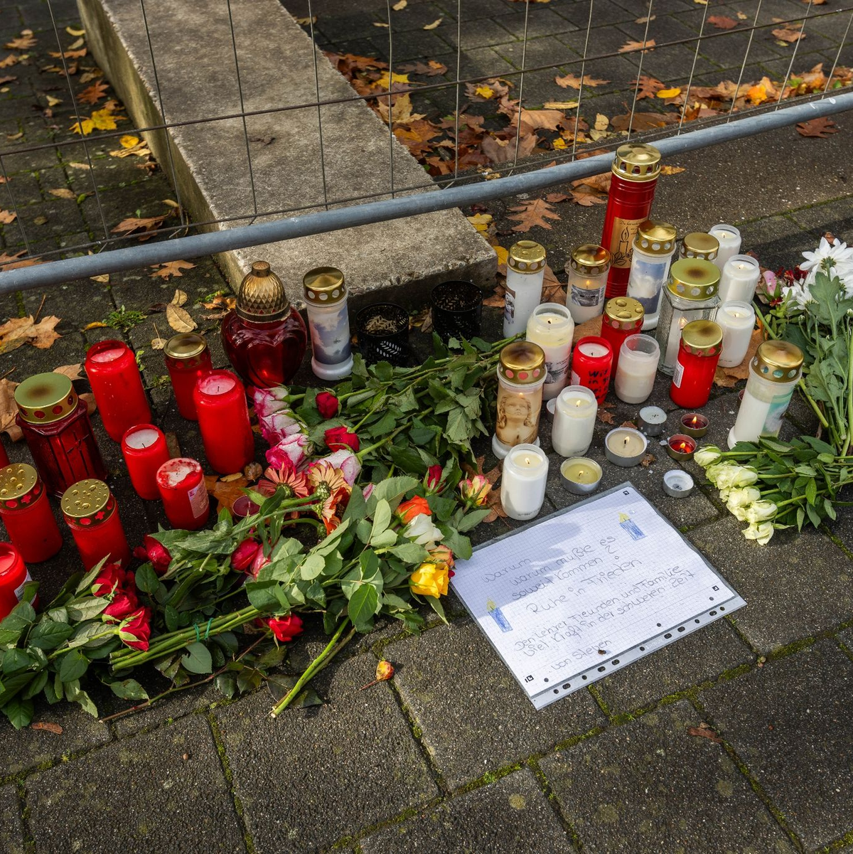 Blumen und Kerzen liegen vor der Waldbachschule in Offenburg. Die Sonderkommission «Mühlbach» ermittelt in dem Fall. - Foto: Philipp von Ditfurth/dpa