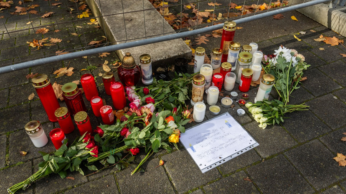 Blumen und Kerzen liegen vor der Waldbachschule in Offenburg. Die Sonderkommission «Mühlbach» ermittelt in dem Fall. - Foto: Philipp von Ditfurth/dpa