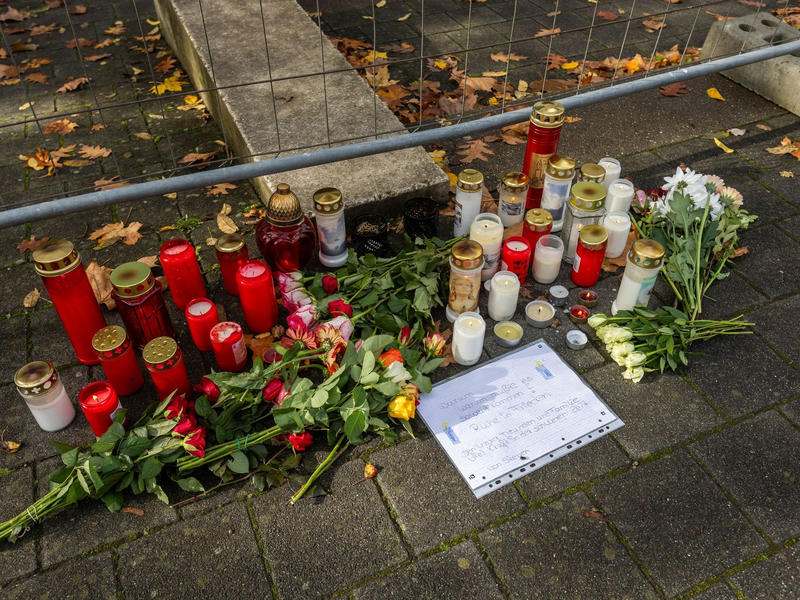 Blumen und Kerzen liegen vor der Waldbachschule in Offenburg. Die Sonderkommission «Mühlbach» ermittelt in dem Fall. - Foto: Philipp von Ditfurth/dpa