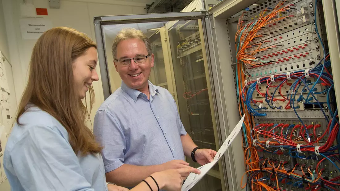 Stabil auf hohem Niveau: Ausbildung in der Chemiebranche / Steigendes Angebot an Ausbildungsplätzen und hervorragende Übernahmechancen - Bild: presseportal.de