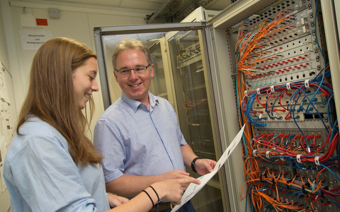 Stabil auf hohem Niveau: Ausbildung in der Chemiebranche / Steigendes Angebot an Ausbildungsplätzen und hervorragende Übernahmechancen - Foto: presseportal.de