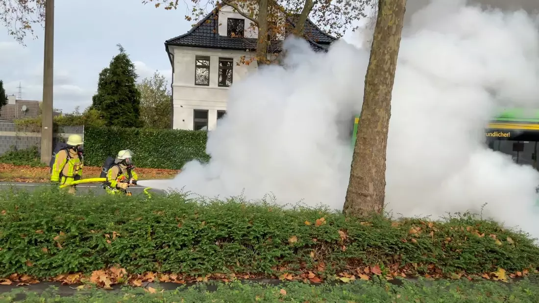 FW-GLA: Brennender Linienbus auf der Bottroper Straße - Bild: presseportal.de