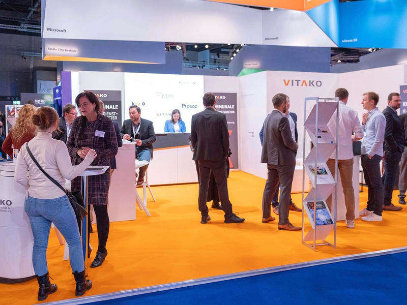 Verwaltungsdigitalisierung im Fokus: VITAKO, Bundes-Arbeitsgemeinschaft der Kommunalen IT-Dienstleister, überzeugt mit Dialogveranstaltungen und Gemeinschaftsstand bei Smart Country Convention 2023 - Foto: presseportal.de