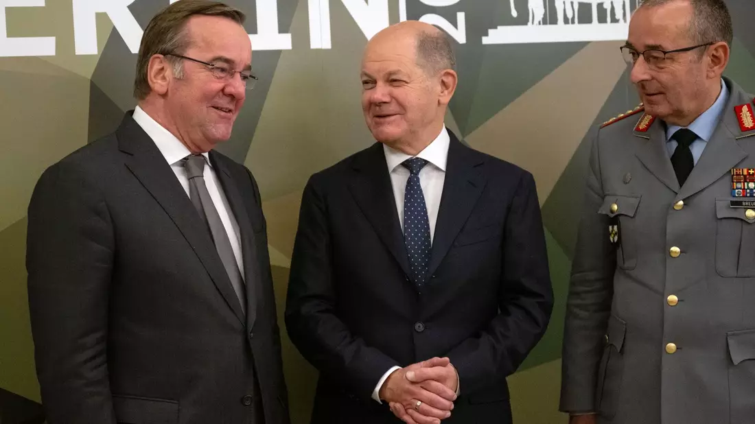 Verteidigungsminister Boris Pistorius, Bundeskanzler Olaf Scholz (beide SPD) und Carsten Breuer, Generalinspekteur der Bundeswehr. - Bild: Christophe Gateau/dpa