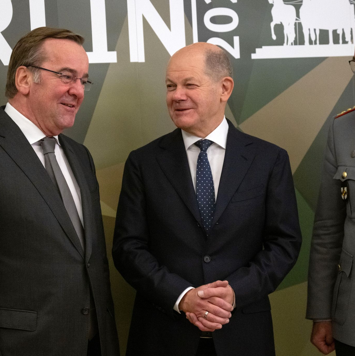 Verteidigungsminister Boris Pistorius, Bundeskanzler Olaf Scholz (beide SPD) und Carsten Breuer, Generalinspekteur der Bundeswehr. - Foto: Christophe Gateau/dpa