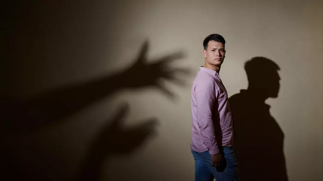 Max Leon wird als Siebenjähriger mehrfach von seinem Kindertherapeuten missbraucht. Als 26-Jähriger spricht zum ersten Mal darüber - in der Reportage «37 Grad Leben - Glaubt mir! Missbrauch in der Therapie». - Bild: Anna Ziegler/ZDF/dpa