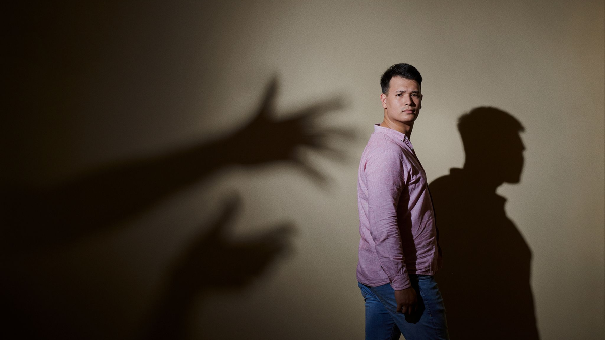 Max Leon wird als Siebenjähriger mehrfach von seinem Kindertherapeuten missbraucht. Als 26-Jähriger spricht zum ersten Mal darüber - in der Reportage «37 Grad Leben - Glaubt mir! Missbrauch in der Therapie». - Foto: Anna Ziegler/ZDF/dpa