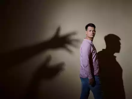 Max Leon wird als Siebenjähriger mehrfach von seinem Kindertherapeuten missbraucht. Als 26-Jähriger spricht zum ersten Mal darüber - in der Reportage «37 Grad Leben - Glaubt mir! Missbrauch in der Therapie». - Foto: Anna Ziegler/ZDF/dpa