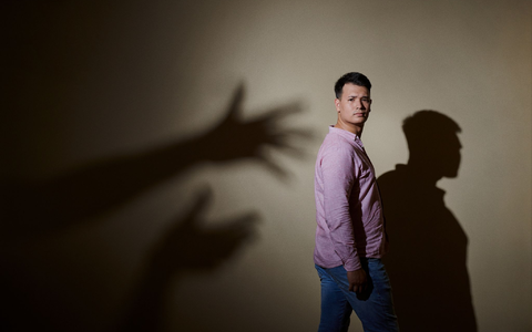 Max Leon wird als Siebenjähriger mehrfach von seinem Kindertherapeuten missbraucht. Als 26-Jähriger spricht zum ersten Mal darüber - in der Reportage «37 Grad Leben - Glaubt mir! Missbrauch in der Therapie». - Foto: Anna Ziegler/ZDF/dpa