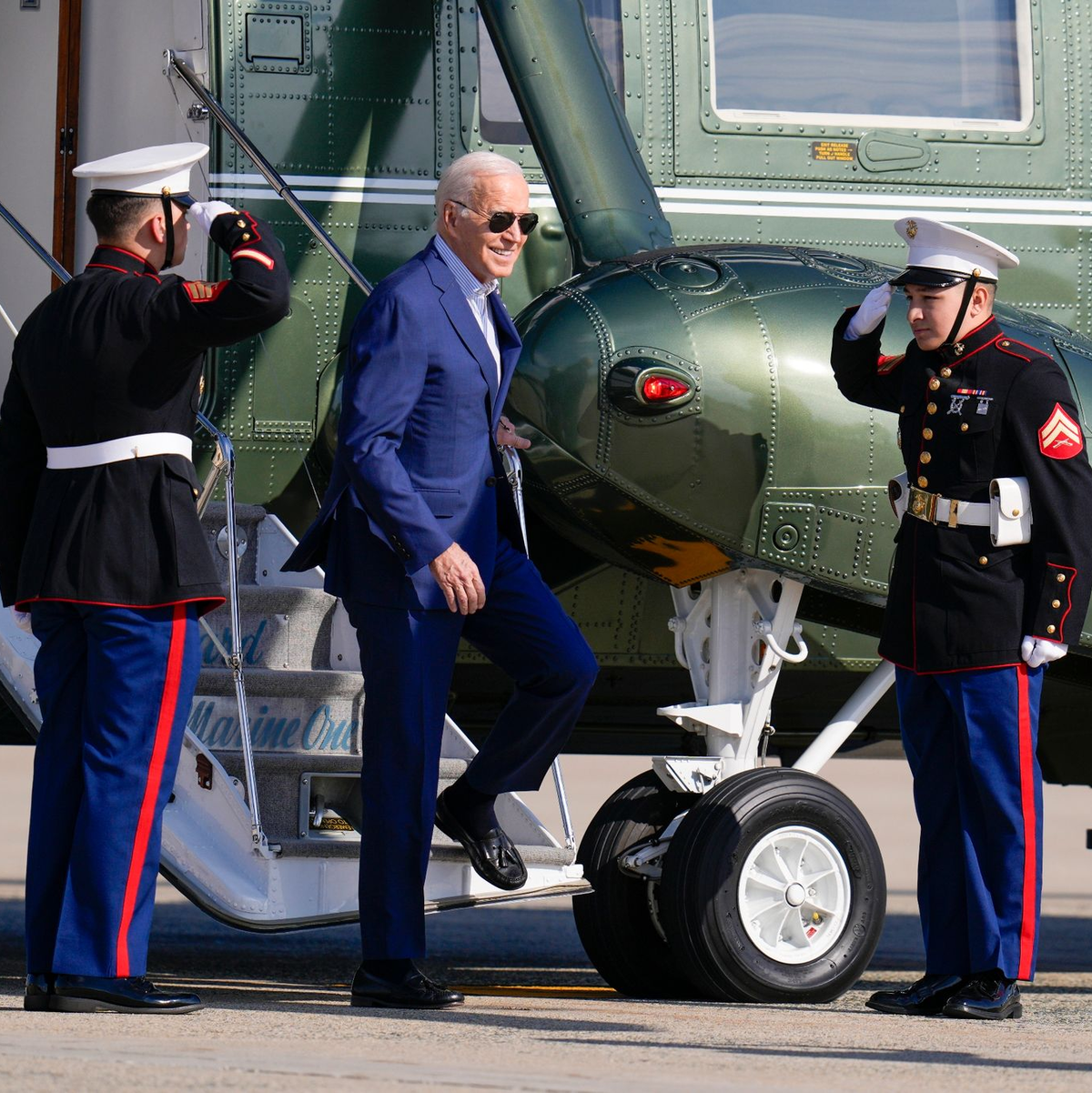 US-Präsident Joe Biden verlässt die Marine One. - Foto: Jess Rapfogel/FR171914 AP/dpa