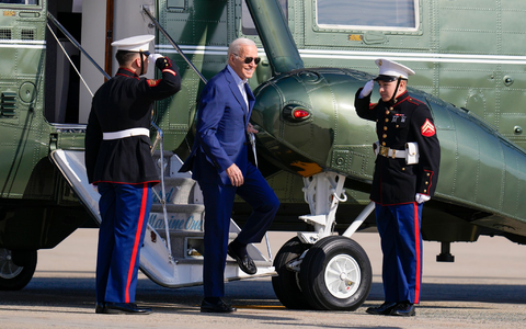 US-Präsident Joe Biden verlässt die Marine One. - Foto: Jess Rapfogel/FR171914 AP/dpa