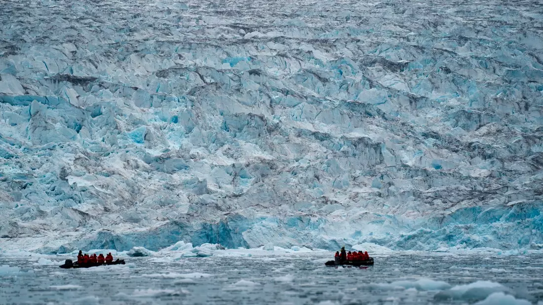 Ewiges Eis im Scoresby Sund? Die Gletscher Grönlands schmelzen einer Studie zufolge mit erhöhtem Tempo. - Bild: Chris Szagola/AP/dpa