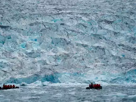 Ewiges Eis im Scoresby Sund? Die Gletscher Grönlands schmelzen einer Studie zufolge mit erhöhtem Tempo. - Foto: Chris Szagola/AP/dpa