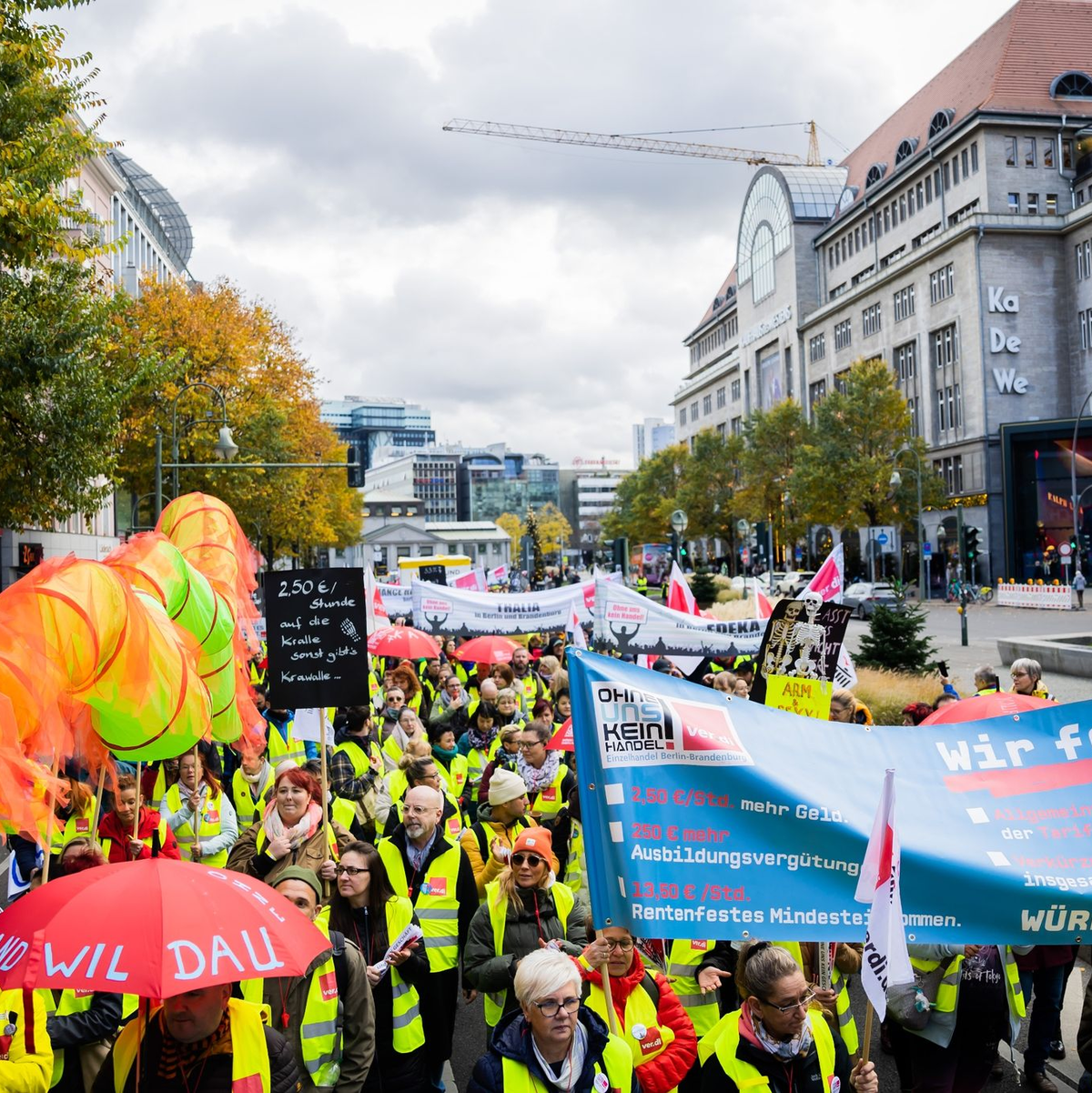 Der Zug einer Demonstration zum Streik im Einzelhandel zieht am KaDeWe in Berlin vorbei. - Foto: Christoph Soeder/dpa